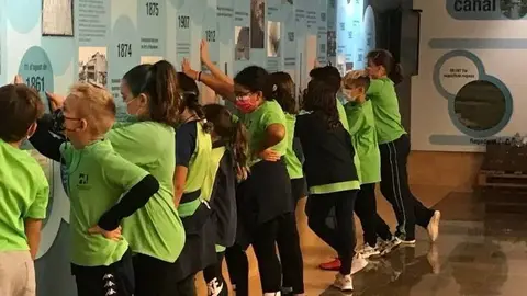 Alumnat de l'Escola Santa Creu d'Anglesola a l'Espai Cultural dels Canals d'Urgell.  Fotografia: Fundació Canals d'Urgell.