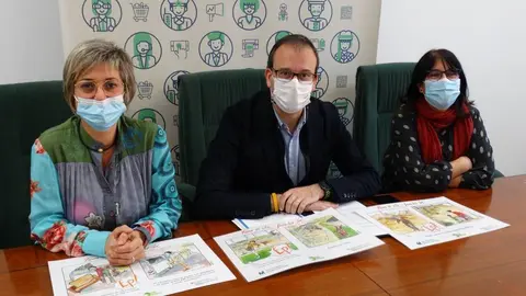 Anna Carné, Marc Solsona i Laia Marín a la roda de premsa on han presentat l'informe que avalua l'impacte de les campanyes del Pla de Civisme - Foto: Marina Pallàs Barta