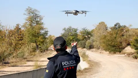 Un mosso amb un dron. Foto: ACN