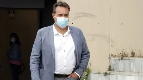 dilluns, 17 maig 2021 12:43
Laura Cortés
Pla americà de l'alcalde d'Almacelles, Josep Ibarz, arribant als jutjats de Lleida. Imatge del 17 de maig de 2021. (Horitzontal)