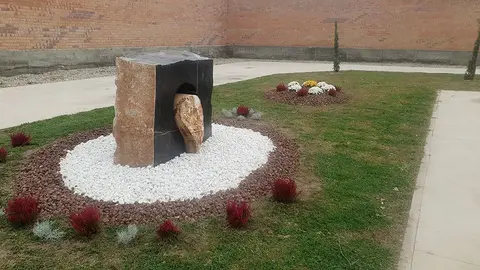 Obra d'Erik Schmitz al cementiri de Linyola ©AjLinyola