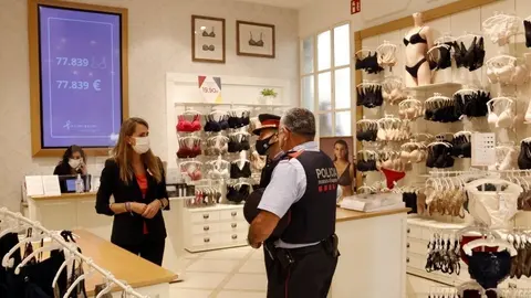 Mossos d'Esquadra en una botiga de l'Eix Comercial de Lleida. Fotografia: ACN.