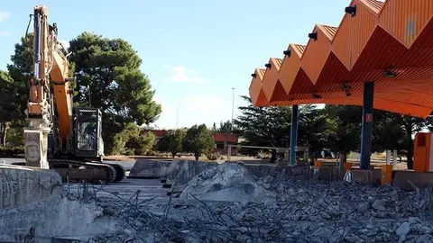 Una excavadora desmantellant el peatge de l'AP-2 de Lleida ©SalvadorMiret