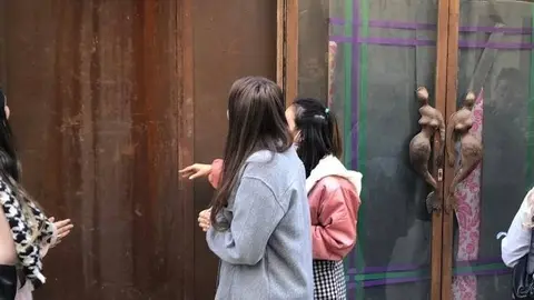 Alumnes davant d'un dels locals buits de Tàrrega