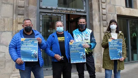 L’alcaldessa Alba Pijuan Vallverdú i el regidor d’Esports, Silveri Caro, han desitjat avui molta sort a l’atleta Raül Arenas, acompanyat d’Emili Barri, conductor de la caravana solidària (1)
