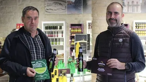 Entrega de les ampolles d'oli d'oliva verge extra amb de la Cooperativa Arbequina