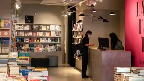 Interior de la llibreria La Fatal