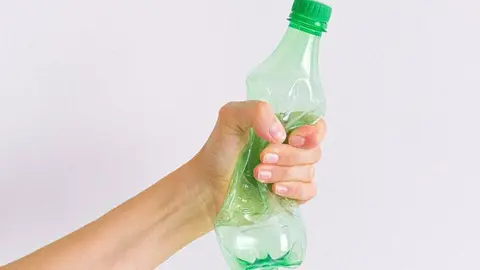 Ampolla de plàstic per reciclar ©Anna Shvets (Pexels)
