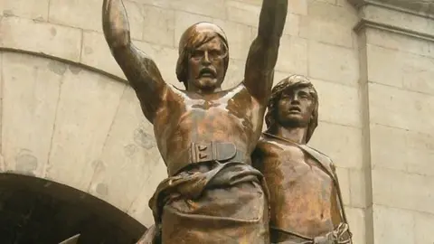 L'emblemàtica estàtua dels guerrers Indíbil i Mandoni a l'Arc del Pont.