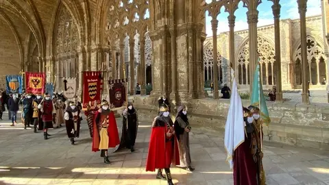 Claustre de la Seu Vella amb la desfilada del Mig Any Fester de l'Associació MIC Lleida.