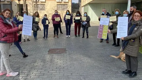 Cedida per la Paeria
Pla obert dels participants a la performance feta a la plaça l'Ereta de Lleida, en la passejada pel Centre Històric per visibilitzar la mort i el dol per suïcidi i fer-ne prevenció. Imatge del 21 de novembre de 2021. (Horitzontal)