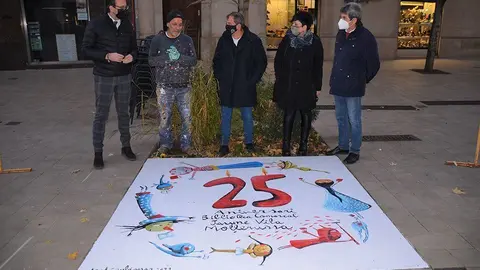 L'Il·lustrador Valentí Gubianas finalitza l'obra a Mollerussa ©AjMollerussa (2)