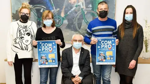 Els organitzadors i el cartell de la campanya - Foto: cedida per l'Ajuntament de Torrefarrera