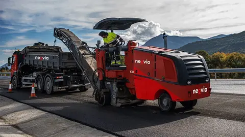 Arxiu, equips de l'empresa Sorigué treballen en l'asfaltatge d'una carretera ©Sorigué