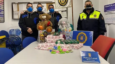 Membres de la Policia Local amb les joguines recollides ©AjMollerussa