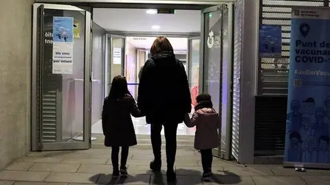 Una mare acompanyant les seves filles a vacunar-se a l'Hospital Sant Joan de Déu de Lleida ©SalvadorMiret
