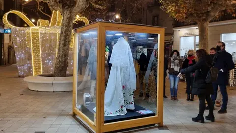 Vitrines que mostren els vestits de paper a Mollerussa @ajmollerussa
