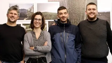Jordi Costa, Paula Artés, David Melero i Carles Rabadà, a l'exposició sobre el volcà de la Palma, a la Paeria de Balaguer.