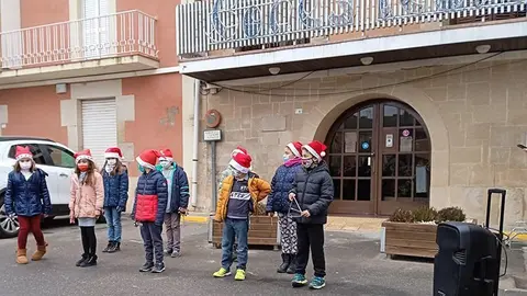 Els alumnes que participen en la cantada de Nadales a Bell-lloc ©AjBell-lloc