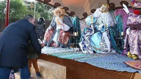 Els Reis Mags amb mascareta rebent una carta d'un nen ©CarolaLópez