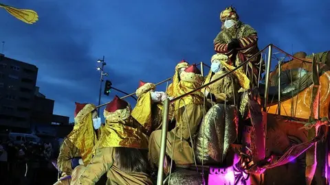 Pla obert amb el Rei Gaspar damunt de la carrossa durant la cavalcada de Lleida, el 5 de gener del 2022. (Horitzontal)