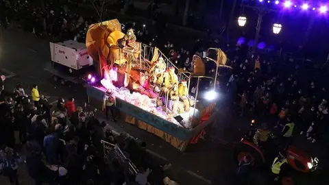 Pla obert de la carrossa amb què el Rei d'Orient Gaspar ha desfilat en la cavalcada de Lleida, el 5 de gener del 2022. (Horitzontal)