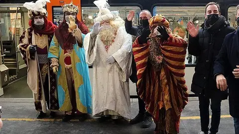 Pla sencer dels Reis d'Orient després d'arribar amb el tren de la Pobla a l'estació de Lleida on han estat rebuts per l'alcalde Miquel Pueyo i altres autoritats locals, el 5 de gener del 2022. (Horitzontal)