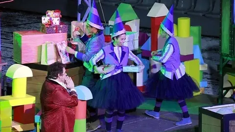 Pla obert on es veu com els ajudants dels Reis d'Orient preparen els regals durant l'espectacle 'La Factoria dels Reixos' al pavelló Barris Nord de Lleida, el 2 de gener de 2022. (Horitzontal)