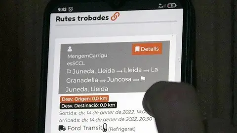 Pantalla d'un mòbil que mostra l'aplicació RutesCompartides.cat ©AnnaBerga