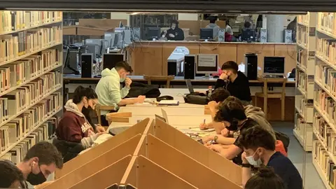 Estudiantat preparant-se a la Biblioteca de Lletres / Foto: UdL