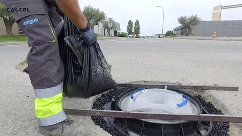 Els operaris reparen una tapa de serveis amb materials de Calcel ©Sorigué
