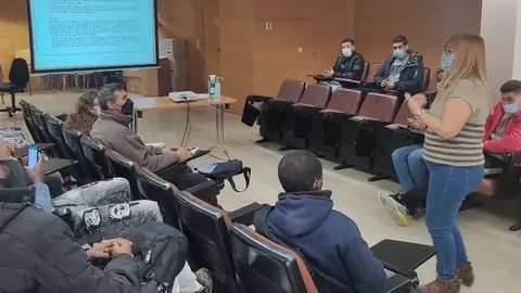 Formació a persones migrades per obtenir el permís de regularització