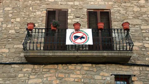 Un balcó del Canós llueix una pancarta contrària a la macrogranja que es vol instal·lar al poble 
Data de publicació: dissabte 22 de gener del 2022, 16:50
Localització: El Canós
Autor: Anna Berga