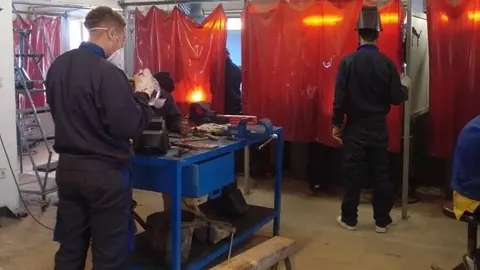 Alumnat de l'anterior edició del curs de Soldadura. Fotografia: Ajuntament de Tàrrega