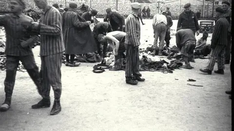 Deportats en arribar al camp de KL Gusen I (fotògraf desconegut, llicència Bundesarchiv, Bild 192-091  CC-BY-SA 3.0)