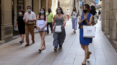 Imatge de persones amb mascareta al carrer Major de Lleida ©Territoriscat