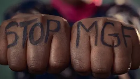 Exposició 'Mi lucha nuestra lucha', de Médicos del Mundo Madrid, en contra de l'ablació femenina. Fotografia: Camila Espinel.