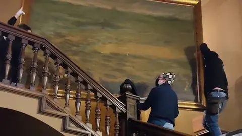 Trasllat de 'Socors de la plaça de Lleida' per l'escala principal del Palau de la Paeria.