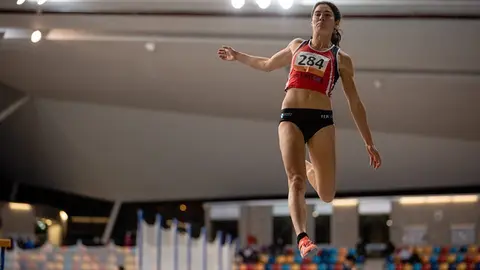 Elena Llobera, campiona de Catalunya de salt en llargada ©AjPlau (2)
