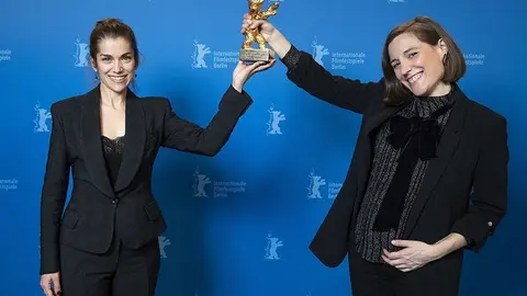 La directora de cinema Carla Simón, a la dreta, amb la productora, María Zamora, mostra l'Os d'Or de la Berlinale aconseguit amb el film 'Alcarràs'
Data de publicació: dimecres 16 de febrer del 2022, 22:44
Localització: Barcelona
Autor: Festival de Cinema de Berlín