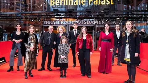 L'actriu Xènia Roset amb Carla Simón a la Berlinale ©Berlinale