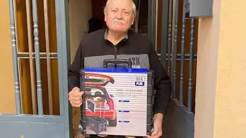 Lliurament dels carrets de reciclatge a la gent gran de Tèrmens ©AjTèrmens