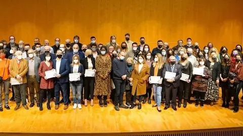 Foto de família dels distingits, amb les autoritats. Fotografia Mario Gascón.
