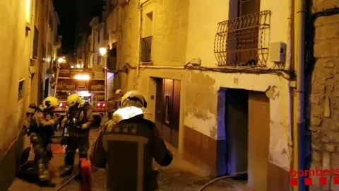 Els Bombers de la Generalitat a l'exterior de la casa on s'ha produit l'incendi mortal al centre de les Borges Blanques
Data de publicació: dissabte 26 de febrer del 2022, 10:24
Localització: Les Borges Blanques
Autor: Bombers de la Generalitat