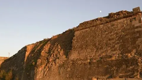 Vista del Baluard del Rei i la Porta de Sas