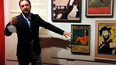 El comissari de l'exposició 'Cartells de la vida moderna. Els orígens de l'art publicitari', Ricard Bru, explicant alguns dels cartells - Foto: Oriol Bosch