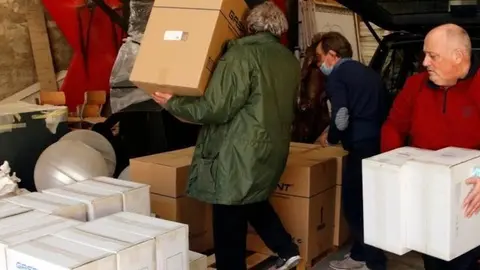 Veïns de Guissona carregant un camió que enviarà material divers a Ucraïna