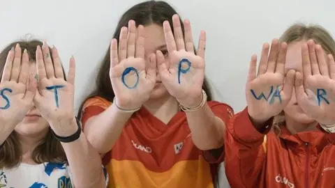 Grup de noies reclamant l'acabament del conclicte a Ucraïna