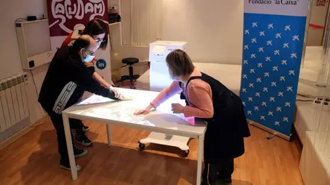 Dos usuaris de l'entitat Acudam utilitzant el nou projector interactiu que l'entitat ha adquirit

Data de publicació: dijous 10 de març del 2022, 13:24

Localització: Mollerussa

Autor: Anna Berga