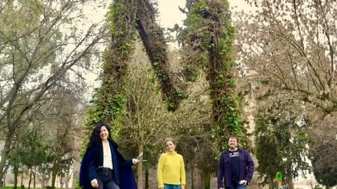 Nu Miret, Anna Guixé i David Pradas al Parc de l'ermita de la Mare
de Déu de l'Horta d'Ivars d'Urgell. Fotografia: Marina Rúbies.